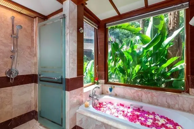 Lagoon Pool Access with Bathtub