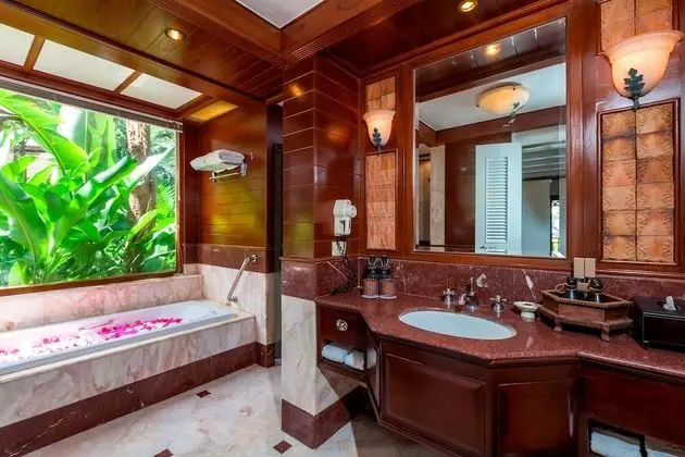 Lagoon Pool Access with Bathtub