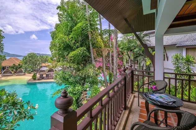 Lagoon Poolside with Bathtub
