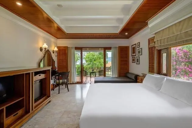 Lagoon Poolside with Bathtub