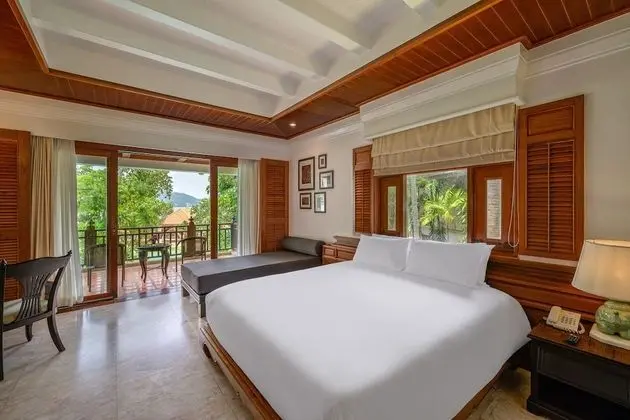 Lagoon Poolside with Bathtub