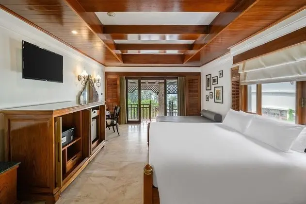 Lagoon Poolside with Bathtub