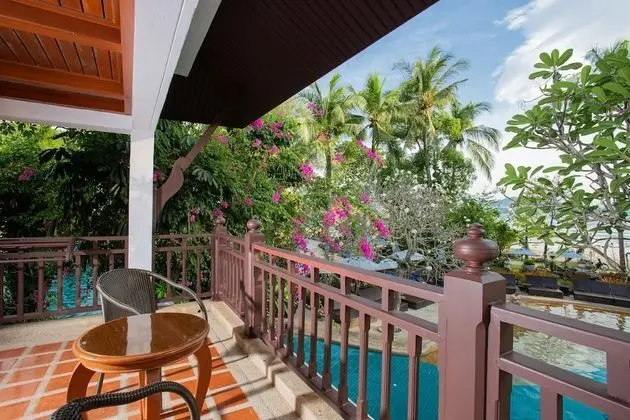 Lagoon Poolside with Bathtub