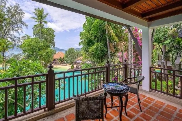 Lagoon Poolside with Bathtub