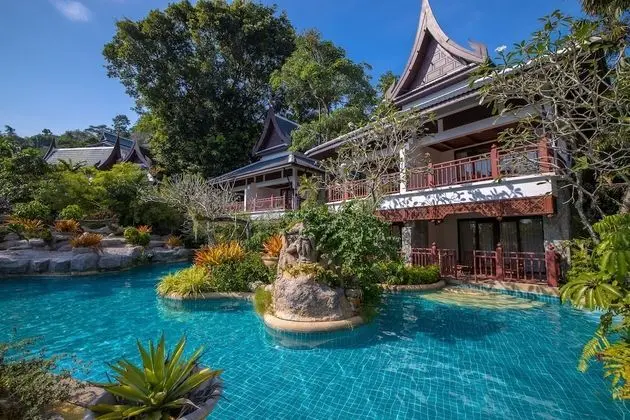 Lagoon Poolside with Bathtub