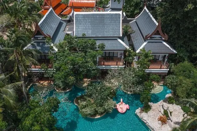 Lagoon Poolside with Bathtub