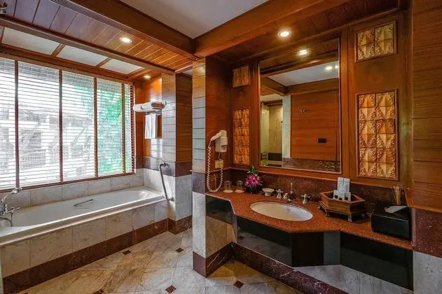 Lagoon Poolside with Bathtub