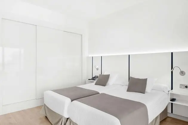 Superior Tek Büyük Yataklı Oda, Balkon, Kısmi Deniz Manzaralı