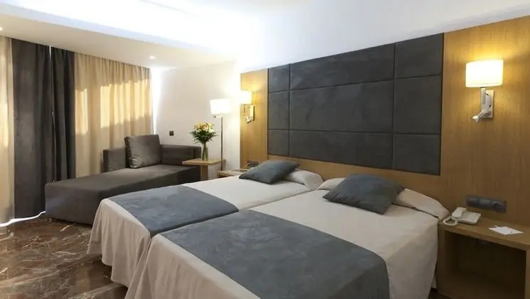 Tek Büyük Yataklı Oda, Kısmi Deniz Manzaralı (1 adult + 2 children)