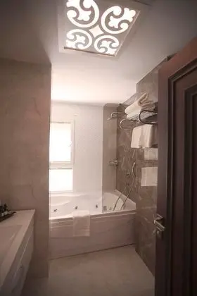 Corner River Suite