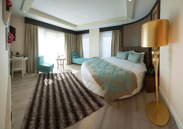 Corner River Suite