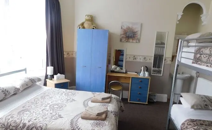 Family Oda, Özel Banyo (Private Shower/Shared WC)