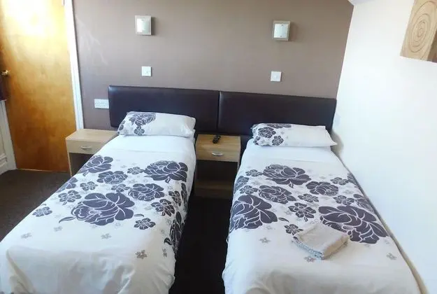 İki Ayrı Yataklı Oda, Banyolu/Duşlu (En suite Shower/Shared WC)