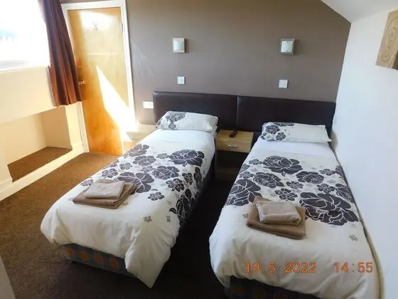 İki Ayrı Yataklı Oda, Banyolu/Duşlu (En suite Shower/Shared WC)