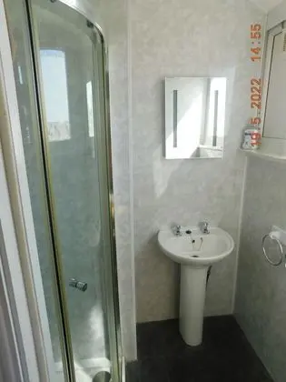 İki Ayrı Yataklı Oda, Banyolu/Duşlu (En suite Shower/Shared WC)