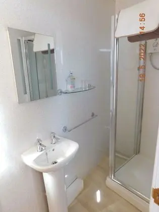 Tek Büyük Yataklı Oda, Banyolu/Duşlu (En suite shower/Shared WC)
