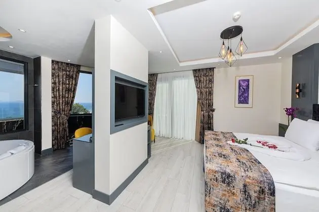 Magnaura Palace Suite, With Jacuzzi and Large Terrace