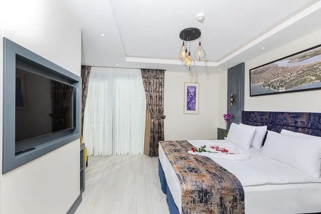 Magnaura Palace Suite, With Jacuzzi and Large Terrace