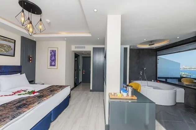 Magnaura Palace Suite, With Jacuzzi and Large Terrace