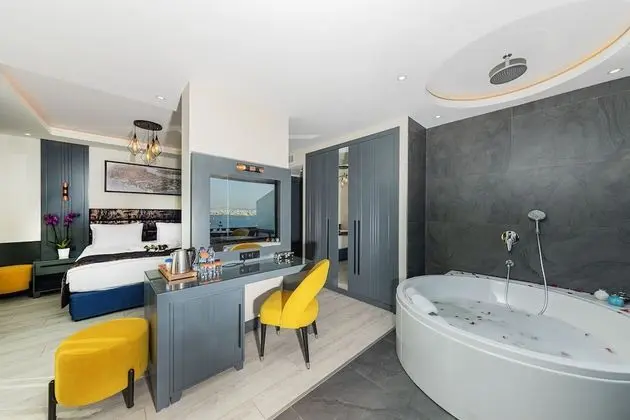 Magnaura Palace Suite, With Jacuzzi and Large Terrace