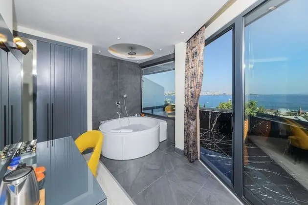 Magnaura Palace Suite, With Jacuzzi and Large Terrace