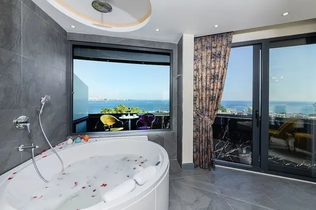 Magnaura Palace Suite, With Jacuzzi and Large Terrace