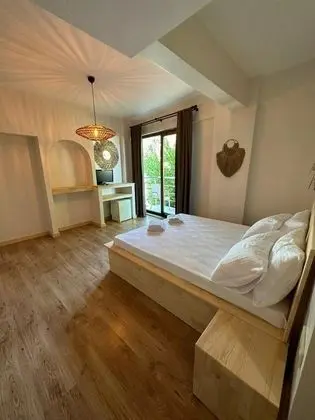 Balkonlu Orman Manzaralı