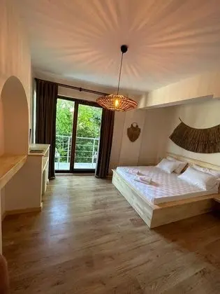 Balkonlu Orman Manzaralı