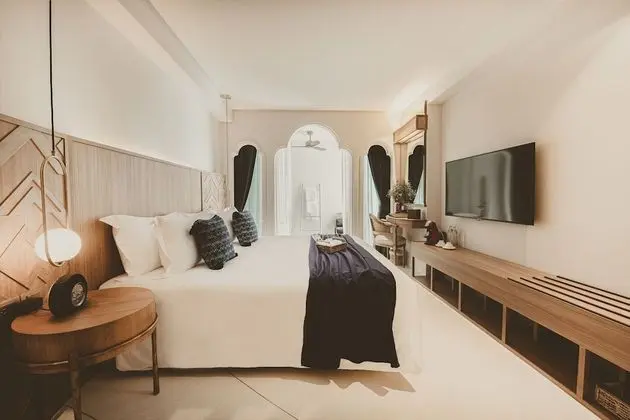 Grand Deluxe Room with Bathtub