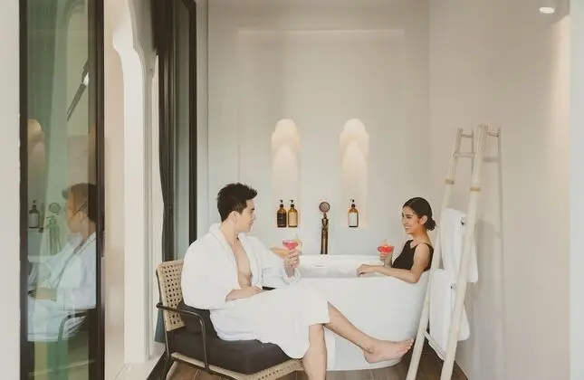 Grand Deluxe Room with Bathtub