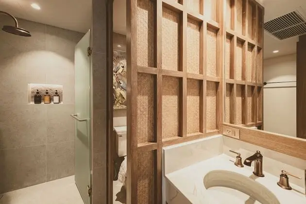 Grand Deluxe Room with Bathtub