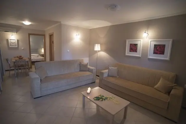 Apart Daire, Havuz Manzaralı