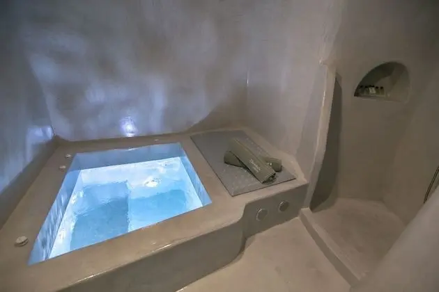 Süit (Indoor Hot Tub with Sunset View)