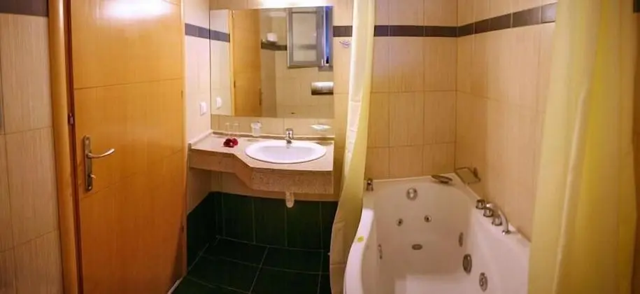 Üç Kişilik Oda