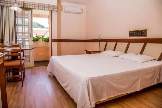 LUXO DUPLO COM BANHEIRA