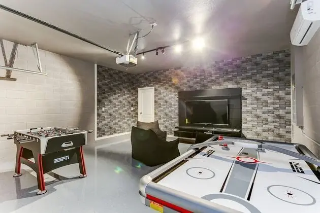 Villa (7049 OAKWO Luxury 6 Bedroom 4.Bath  H)