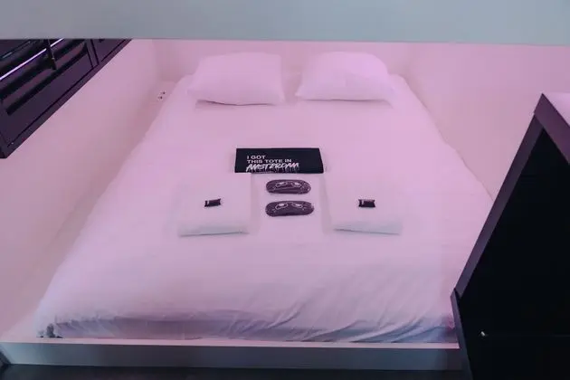 Tek Büyük Yataklı Oda, Ortak Banyo