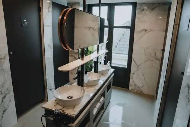 Tek Büyük Yataklı Oda, Ortak Banyo