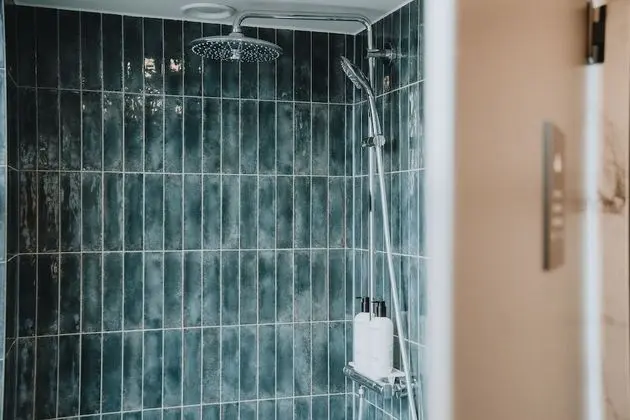 Tek Büyük Yataklı Oda, Ortak Banyo
