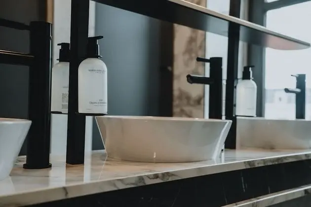 Tek Büyük Yataklı Oda, Ortak Banyo