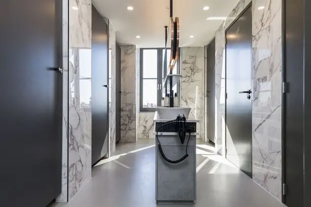Tek Büyük Yataklı Oda, Ortak Banyo, Kanal Manzaralı