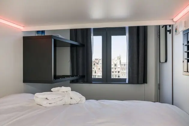 Tek Büyük Yataklı Oda, Ortak Banyo, Kanal Manzaralı