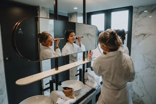 Tek Büyük Yataklı Oda, Ortak Banyo, Kanal Manzaralı