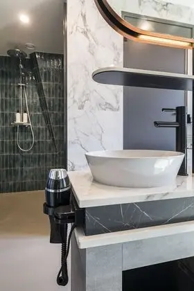 Tek Büyük Yataklı Oda, Ortak Banyo, Kanal Manzaralı