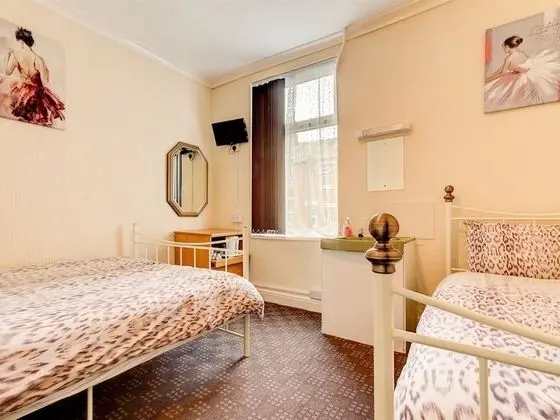 Family Üç Kişilik Oda, Ortak Banyo (Double plus Single)