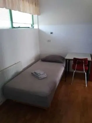 Üç Kişilik Oda, Ortak Banyo