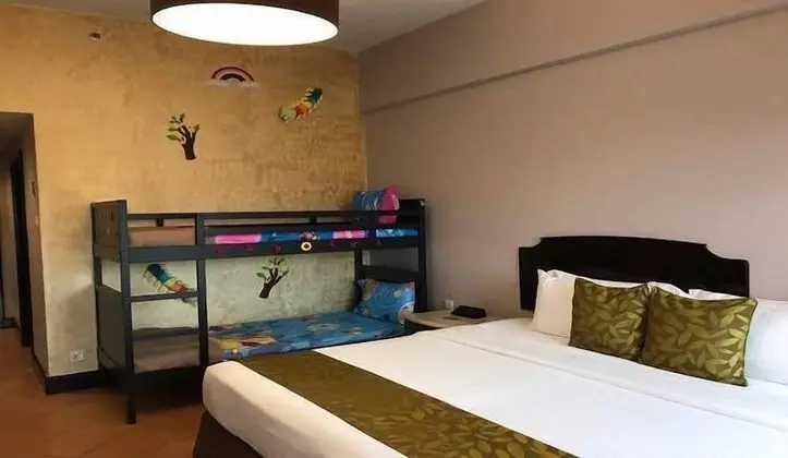 Thistle Family Deluxe (For 2 adults and 2 child)