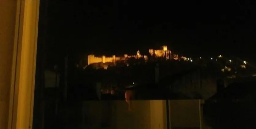 Tek Büyük Yataklı Oda (Castle View)