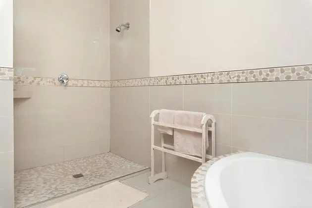 Deluxe Tek Büyük Yataklı Oda, Havuz Manzaralı, Havuz Kenarı