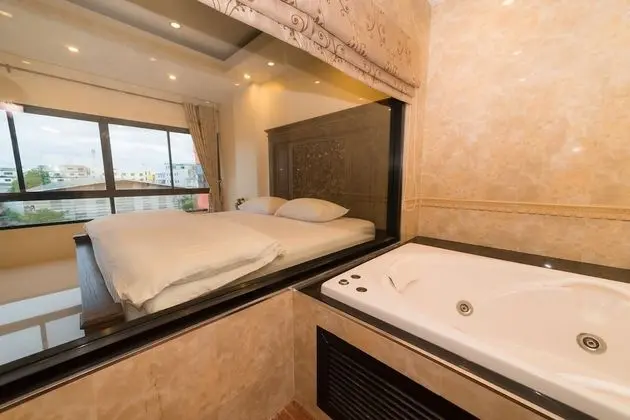 Deluxe Double Room (Bathtub)